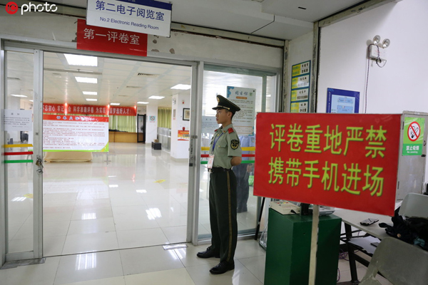 探秘海南高考評卷場工作人員拆封試卷 武警24小時(shí)值守