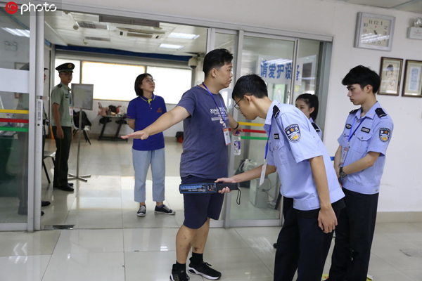 探秘海南高考評卷場工作人員拆封試卷 武警24小時(shí)值守
