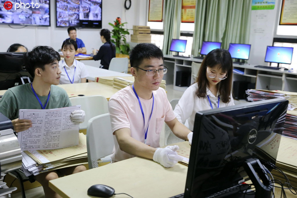 探秘海南高考評卷場工作人員拆封試卷 武警24小時(shí)值守
