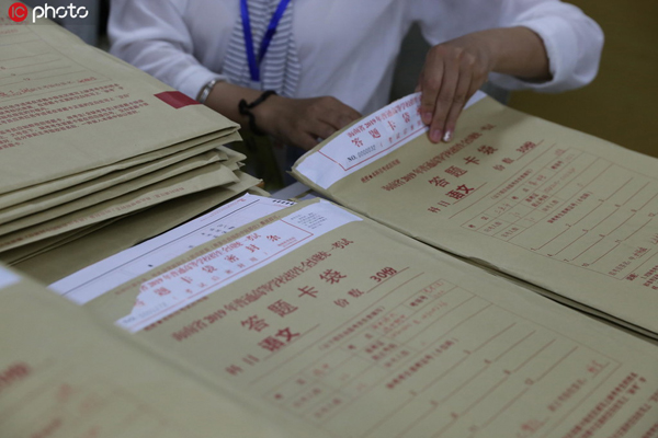探秘海南高考評卷場工作人員拆封試卷 武警24小時(shí)值守