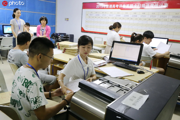 探秘海南高考評卷場工作人員拆封試卷 武警24小時(shí)值守