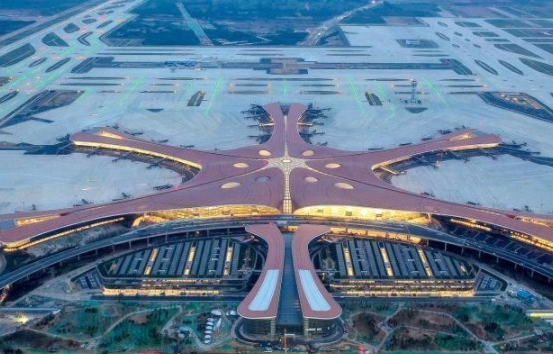 俯窺北京新機場 數(shù)萬燈光點亮“鳳凰”