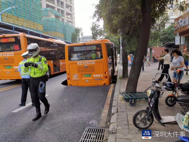 路口路面塌陷，深圳一公交車(chē)陷入深坑，事發(fā)時(shí)有一車(chē)乘客 
