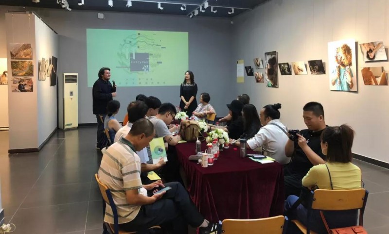 “日?！薄型馇嗄陻z影師聯(lián)展在京開展