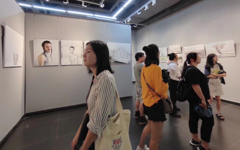 “日?！薄型馇嗄陻z影師聯(lián)展在京開展