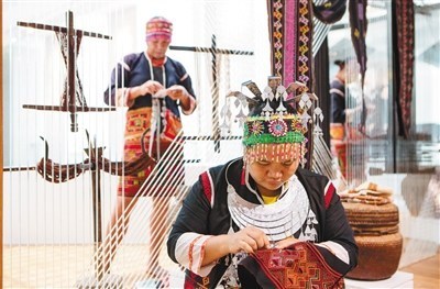 非遺傳承人王亞菊在省博展示黎族刺繡。本報記者 宋國強 攝