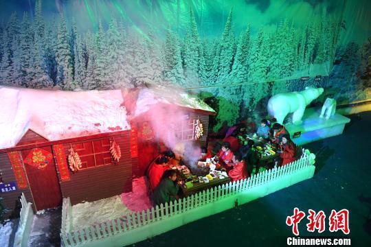 重慶民眾伏天裹棉襖“冰天雪地”燙火鍋