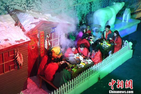 重慶民眾伏天裹棉襖“冰天雪地”燙火鍋