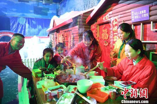 重慶民眾伏天裹棉襖“冰天雪地”燙火鍋