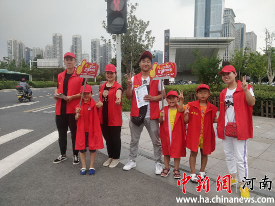 開展志愿服務(wù)的志愿臉上露出笑容。連柏梁 攝