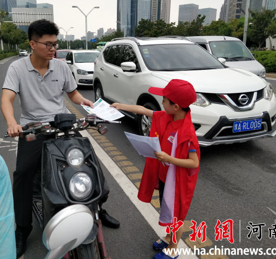 小志愿者為路人發(fā)放綠色出行宣傳單。連柏梁 