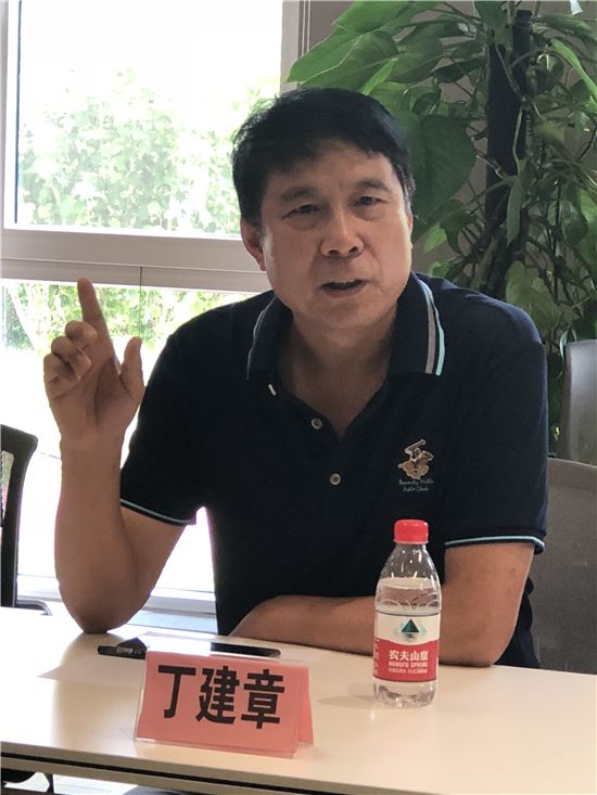 鏗鏘玫瑰攜手科技 助力中國(guó)橄欖球事業(yè)發(fā)展暨全球首例微高壓氧艙捐贈(zèng)儀式及高端研討會(huì)在京舉辦