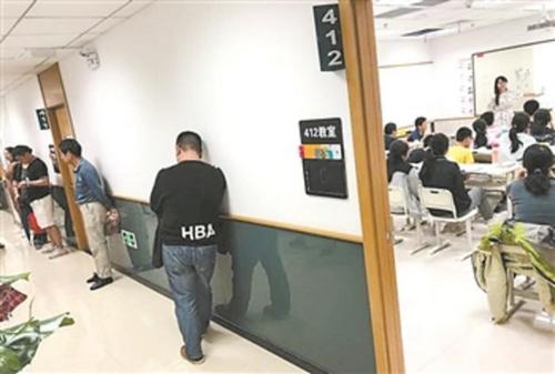 聚焦校外培訓(xùn)的那些事：成績越好，補(bǔ)課越瘋狂？