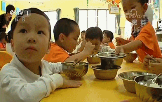 入園難、入園貴……幼兒園資源短缺難題怎么破？
