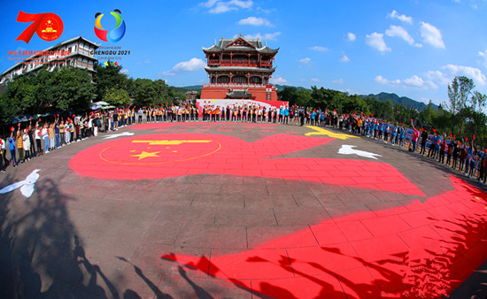 成都市民現(xiàn)場繪制400平米巨型地面沙畫獻(xiàn)禮新中國成立70周年