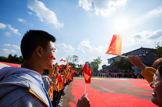 成都市民現(xiàn)場繪制400平米巨型地面沙畫獻(xiàn)禮新中國成立70周年