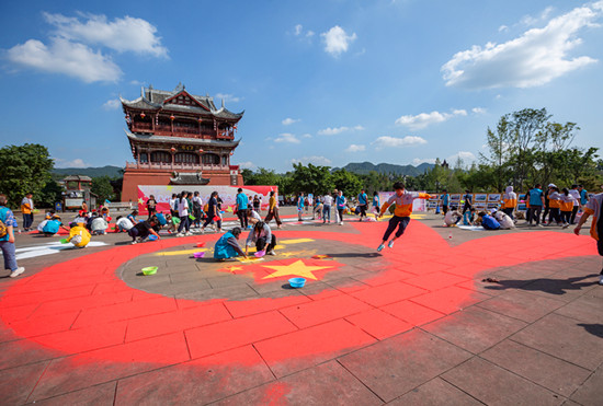 成都市民現(xiàn)場繪制400平米巨型地面沙畫獻(xiàn)禮新中國成立70周年
