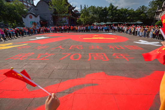 成都市民現(xiàn)場繪制400平米巨型地面沙畫獻(xiàn)禮新中國成立70周年