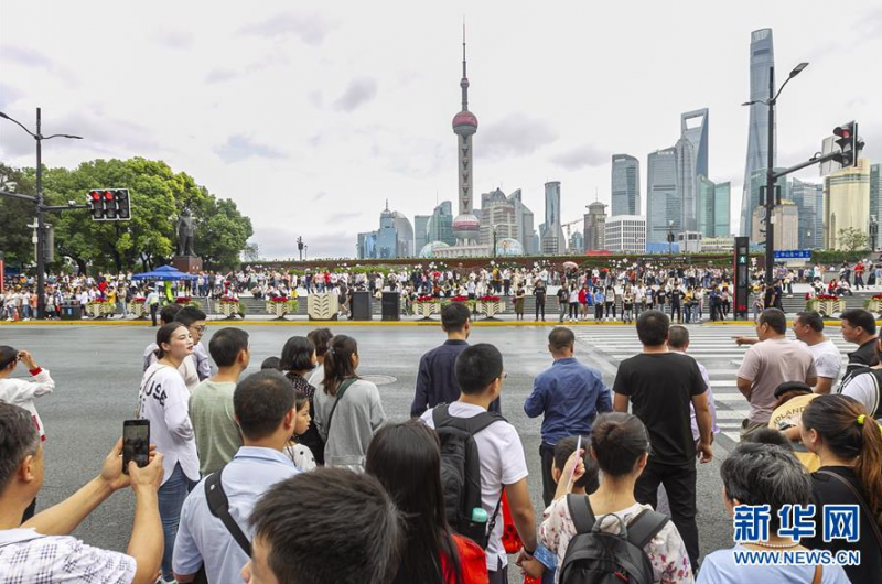10月2日，市民游客前往外灘觀光游覽。 當日是國慶長假第二天，市民游客紛紛來到上海市著名景點觀光游覽。 新華社發(fā) （王翔 攝）