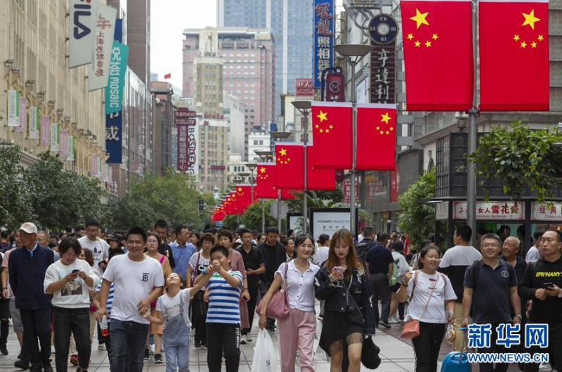 10月2日，市民游客在南京路步行街觀光游覽。 當日是國慶長假第二天，市民游客紛紛來到上海市著名景點觀光游覽。 新華社發(fā) （王翔 攝）