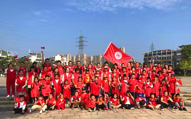 向祖國獻(xiàn)禮， 余姚市快樂公益志愿者在臺(tái)風(fēng)后清理垃圾