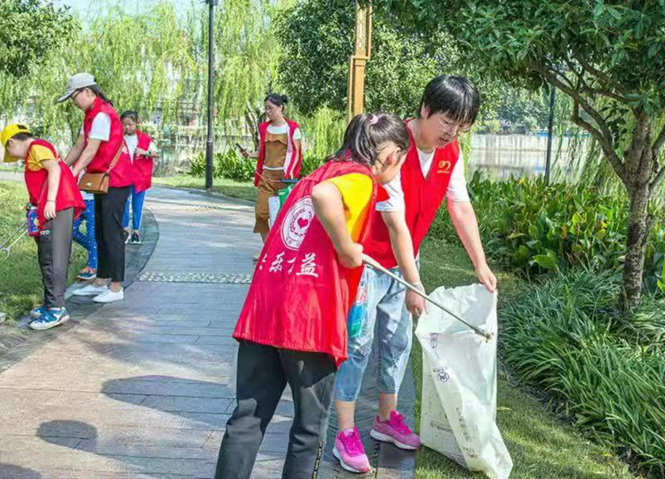 向祖國獻(xiàn)禮， 余姚市快樂公益志愿者在臺(tái)風(fēng)后清理垃圾