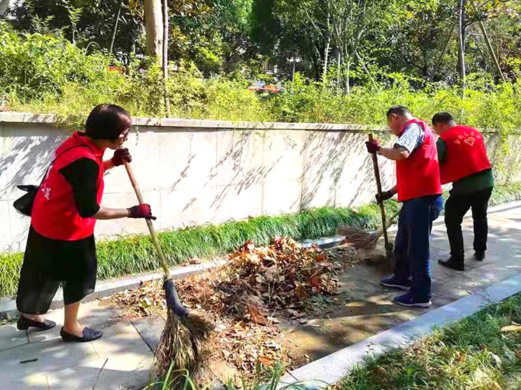 向祖國獻(xiàn)禮， 余姚市快樂公益志愿者在臺(tái)風(fēng)后清理垃圾