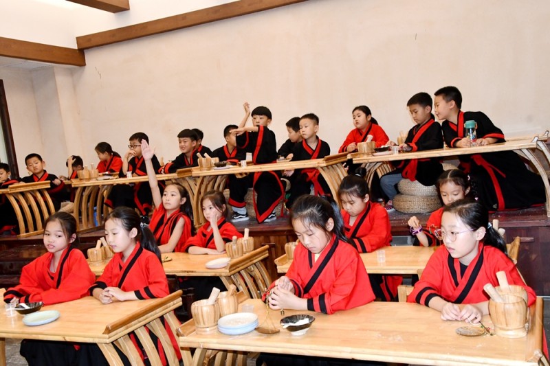  中聯(lián)潤(rùn)智騏航教育組織潤(rùn)騏國(guó)學(xué)研修體驗(yàn)營(yíng)，獻(xiàn)禮祖國(guó)70華誕