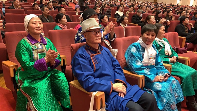 多角度詮釋草原上“人間大愛(ài)” 電影《海林都》在內(nèi)蒙首映