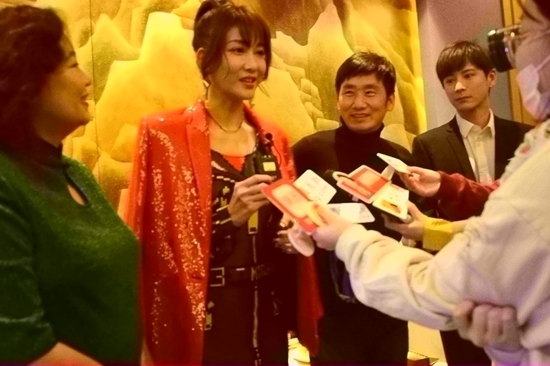 《站??！小偷》劇組亮相金雞百花 鄭云攜主創(chuàng)勁歌熱舞歡樂(lè)開(kāi)場(chǎng)