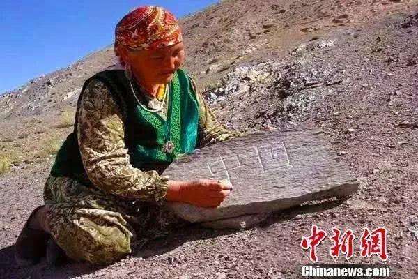 58年！她行走80000多公里 在十余萬(wàn)塊石頭上刻下“中國(guó)”
