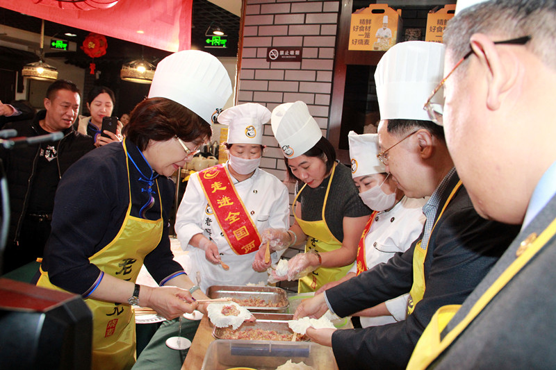 京呼高鐵通車?yán)辖椩I(xiàn)禮產(chǎn)品:阿爾巴斯山羊肉燒麥上市
