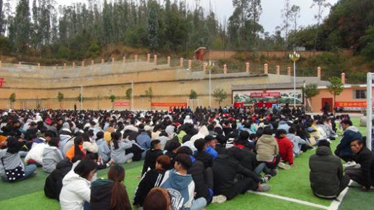這個地方鄉(xiāng)長把家長告上了法庭，為的是“爭奪孩子”