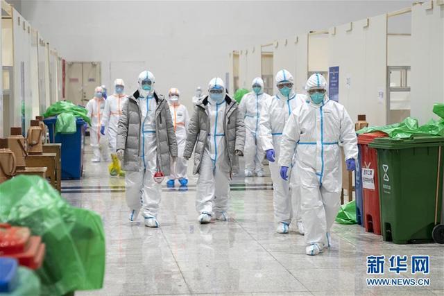 武漢首個方艙醫(yī)院開始收治病人 床位1600張