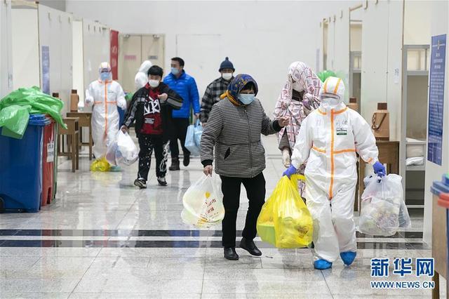 武漢首個方艙醫(yī)院開始收治病人 床位1600張