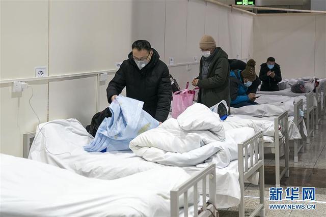 武漢首個方艙醫(yī)院開始收治病人 床位1600張