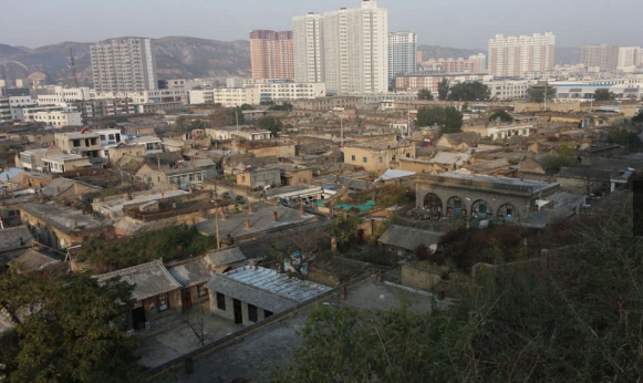 陜北有個縣城保留著五六十個窯洞四合院，百姓世代安居百年古窯洞