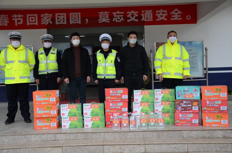 同心同德、阻擊疫情—潁上縣天外天廣告裝飾公司為疫情防控一線捐贈(zèng)愛心物資