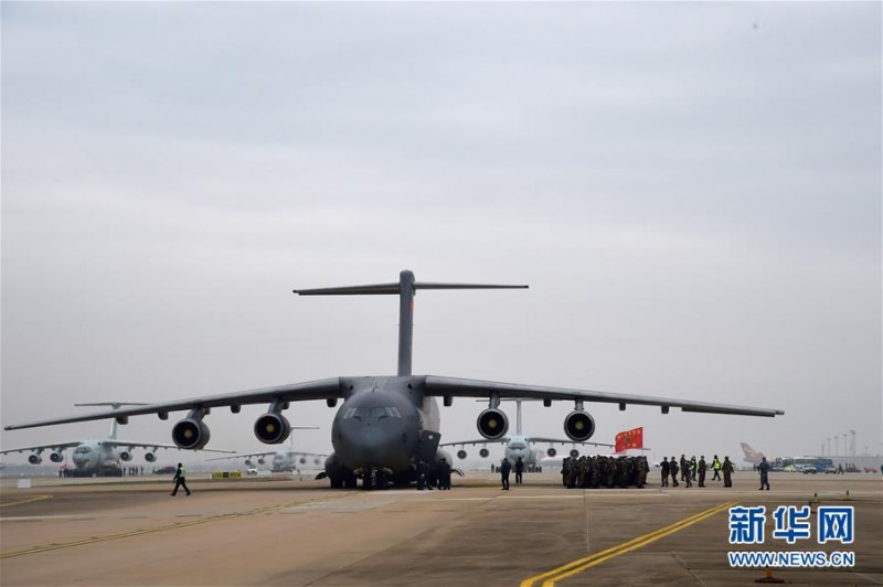 空軍出動(dòng)3型11架運(yùn)輸機(jī)多地同步向武漢空運(yùn)醫(yī)療隊(duì)員