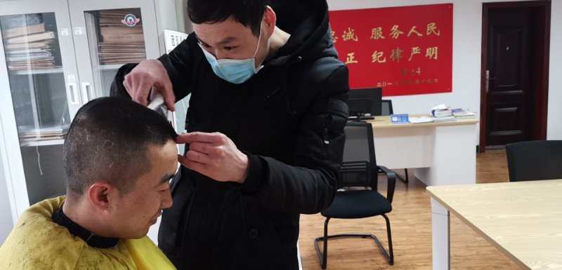 湖北團風(fēng)：愛心理發(fā)師上門為一線防疫民警解決“頭”等大事