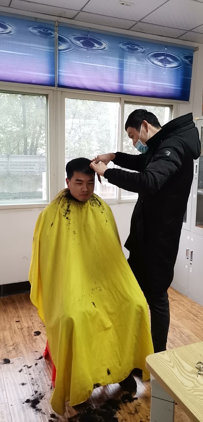 湖北團風(fēng)：愛心理發(fā)師上門為一線防疫民警解決“頭”等大事