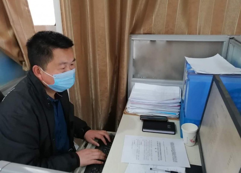 勤懇實(shí)干講奉獻(xiàn) 抗擊疫情守一線 ——記駐村干部閆建軍