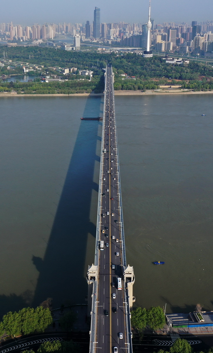 武漢：長江大橋早高峰川流不息