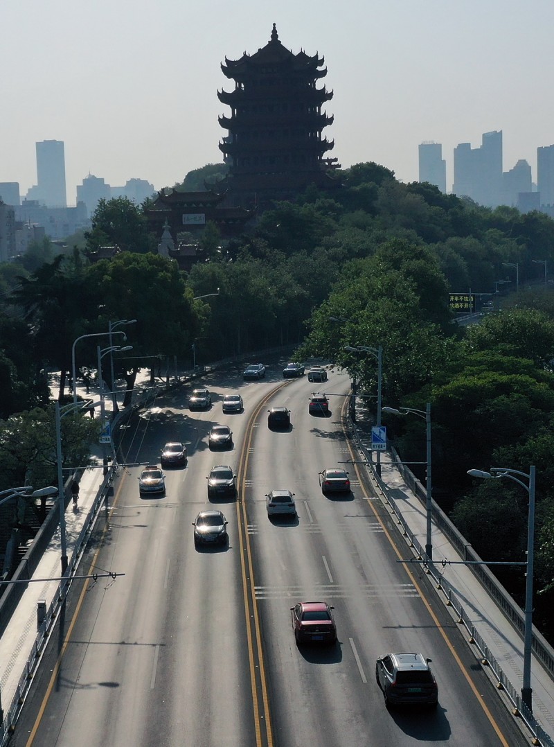 武漢：長江大橋早高峰川流不息
