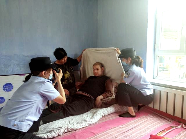 關(guān)愛困難殘疾人 上門辦證暖人心