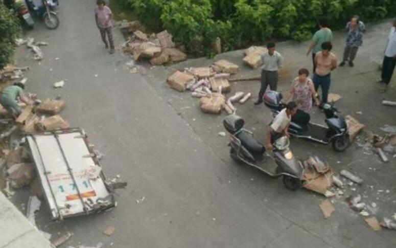 7噸豬肉遭哄搶，別讓被搶者“自認倒霉”