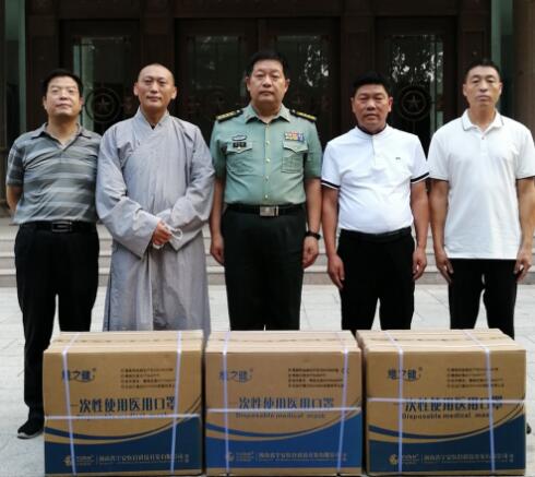 中國少林雜志社社長釋延明法師向河南省軍區(qū)捐贈口罩