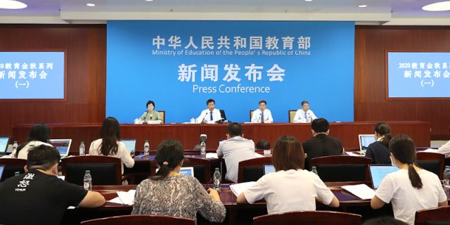 教育部回應(yīng)“個(gè)別高校封閉管理”：師生均應(yīng)遵守“非必要不外出”