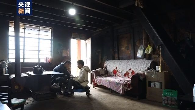 僅手指能動(dòng)！18歲山村病殘青年如何逆襲成電競(jìng)主播？