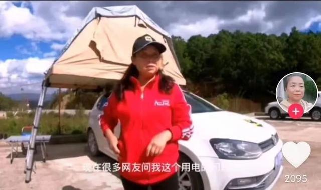 56歲阿姨“私奔”火爆全網(wǎng)：她的叛逆里，藏著7億女性的傷